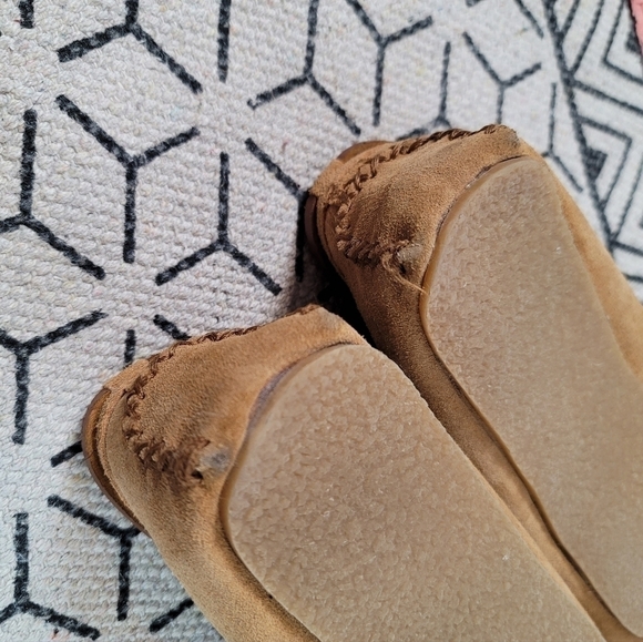 Cabela's Suede Faux Sherpa Lined Moccasins Slippers in Tan, sz 10 - Picture 12 of 12